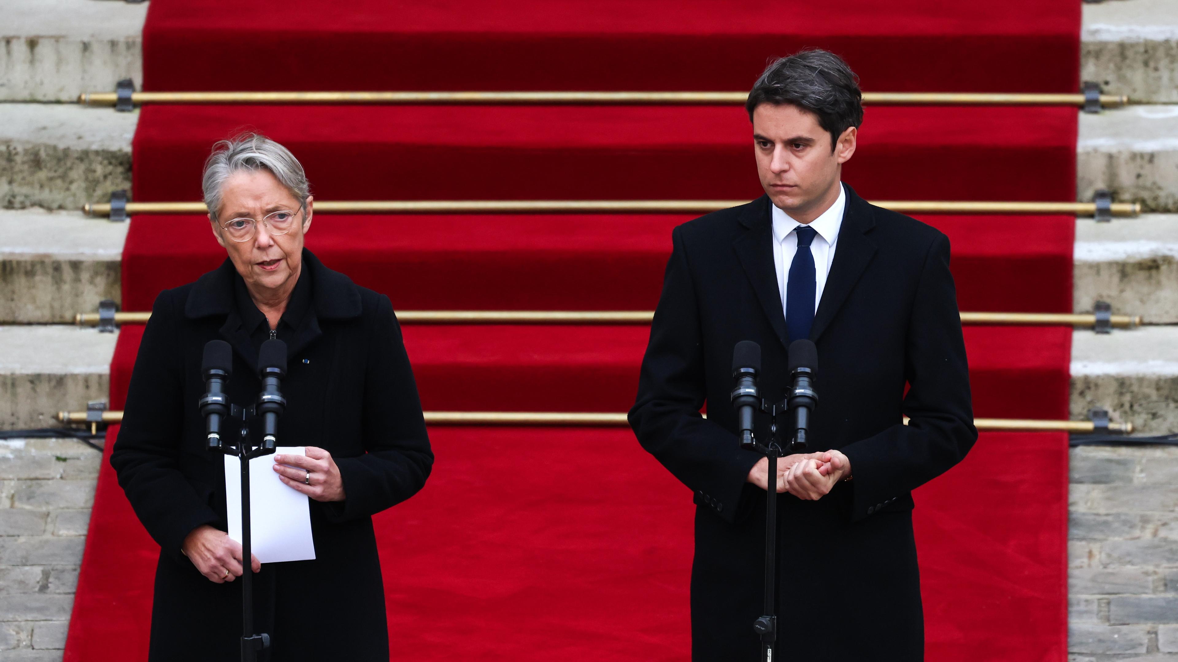 Die ehemalige französische Premierministerin Élisabeth Borne mit ihrem Nachfolger, Gabriel Attal.