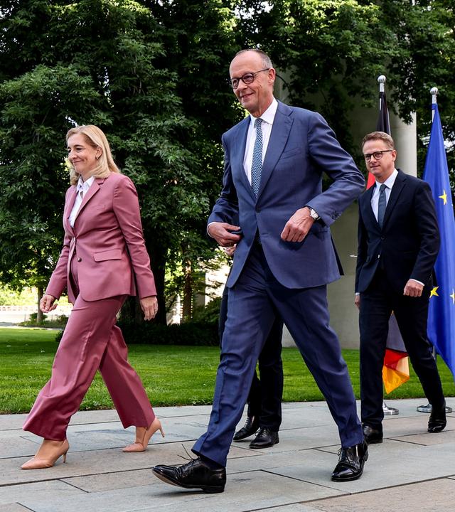 Berlin: Bundeskanzler Friedrich Merz, die bisherige Gesundheitsministerin Nina Warken (CDU), der bisherige CDU-Generalsekretär Carsten Linnemann (r)