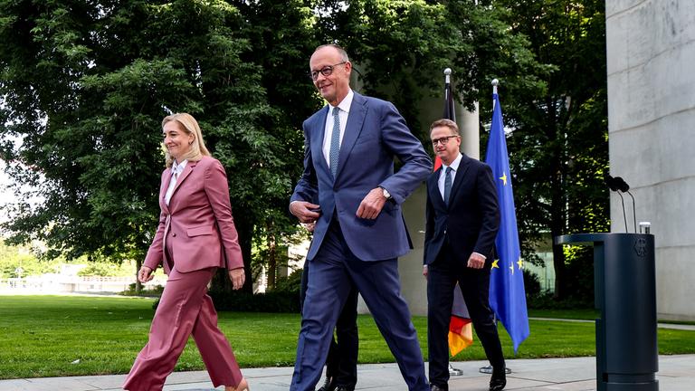 Berlin: Bundeskanzler Friedrich Merz, die bisherige Gesundheitsministerin Nina Warken (CDU), der bisherige CDU-Generalsekretär Carsten Linnemann (r)
