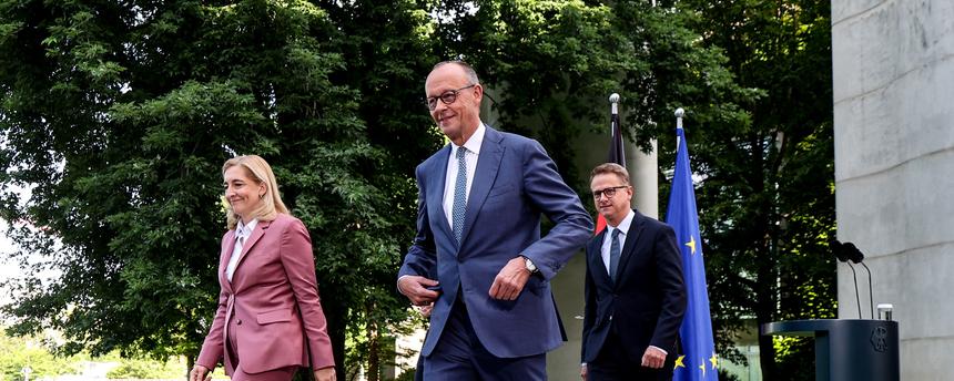 Berlin: Bundeskanzler Friedrich Merz, die bisherige Gesundheitsministerin Nina Warken (CDU), der bisherige CDU-Generalsekretär Carsten Linnemann (r)