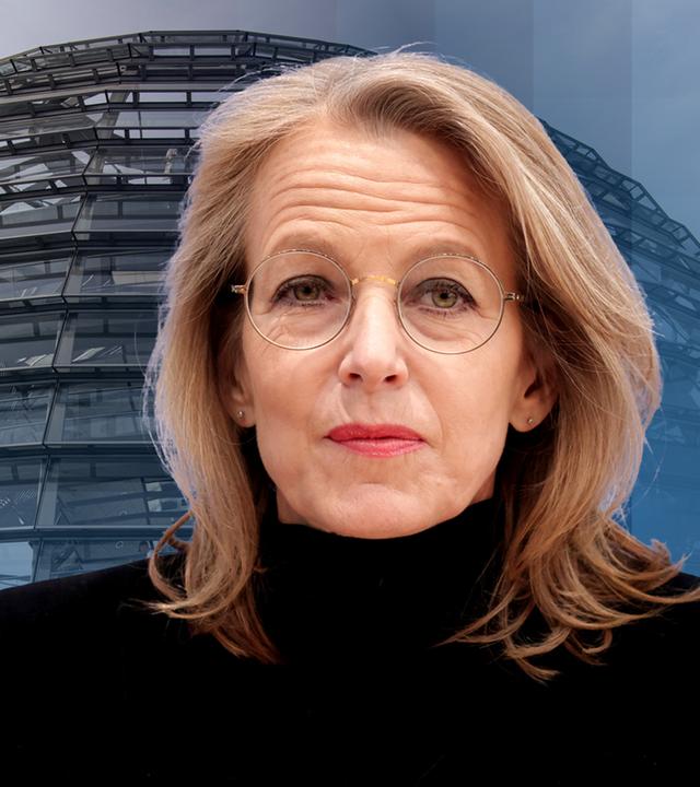 Bild von Managerin Julia Jäkel vor einem Bild der Kuppel des Bundestags