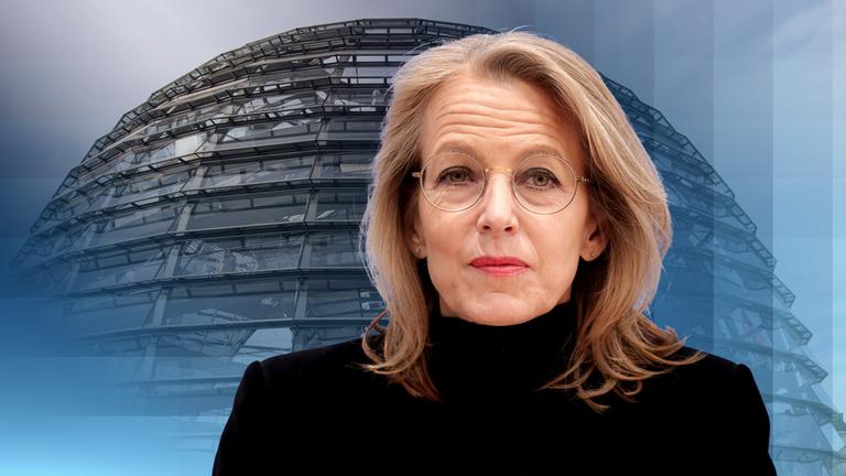 Bild von Managerin Julia Jäkel vor einem Bild der Kuppel des Bundestags