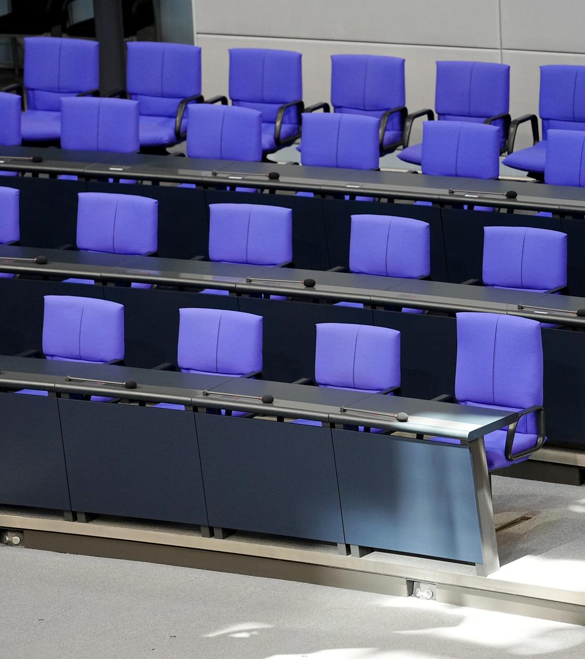 06.05.2025, Berlin: Blick auf die leere Regierungsbank im Bundestag vor der Kanzlerwahl Anfang Mai. 