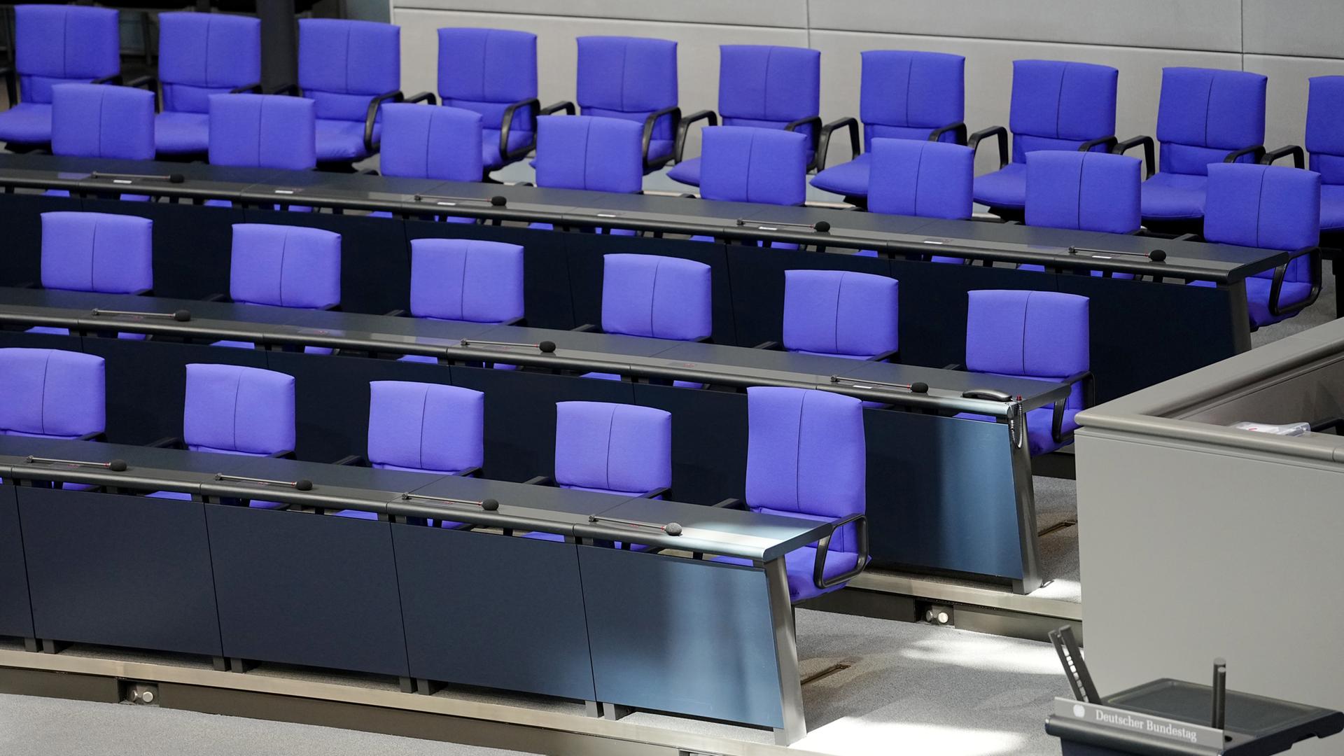 06.05.2025, Berlin: Blick auf die leere Regierungsbank im Bundestag vor der Kanzlerwahl Anfang Mai. 