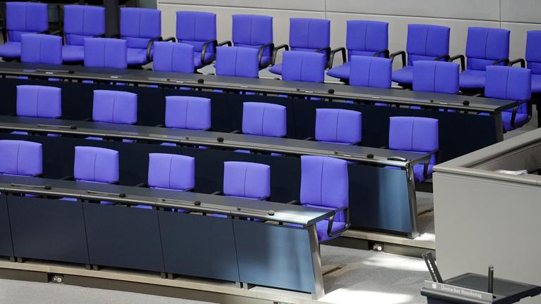 06.05.2025, Berlin: Blick auf die leere Regierungsbank im Bundestag vor der Kanzlerwahl Anfang Mai. 