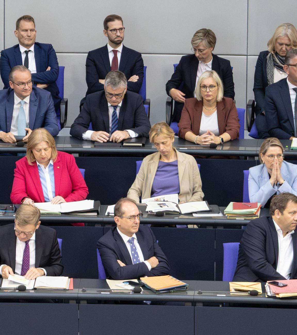 Archiv: Bundesregierung auf Regierungsbank im Bundestag - 2025