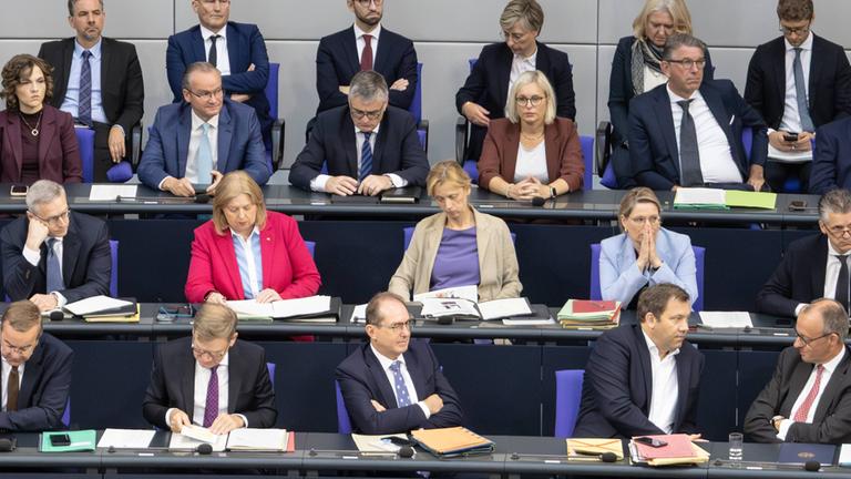Archiv: Bundesregierung auf Regierungsbank im Bundestag - 2025