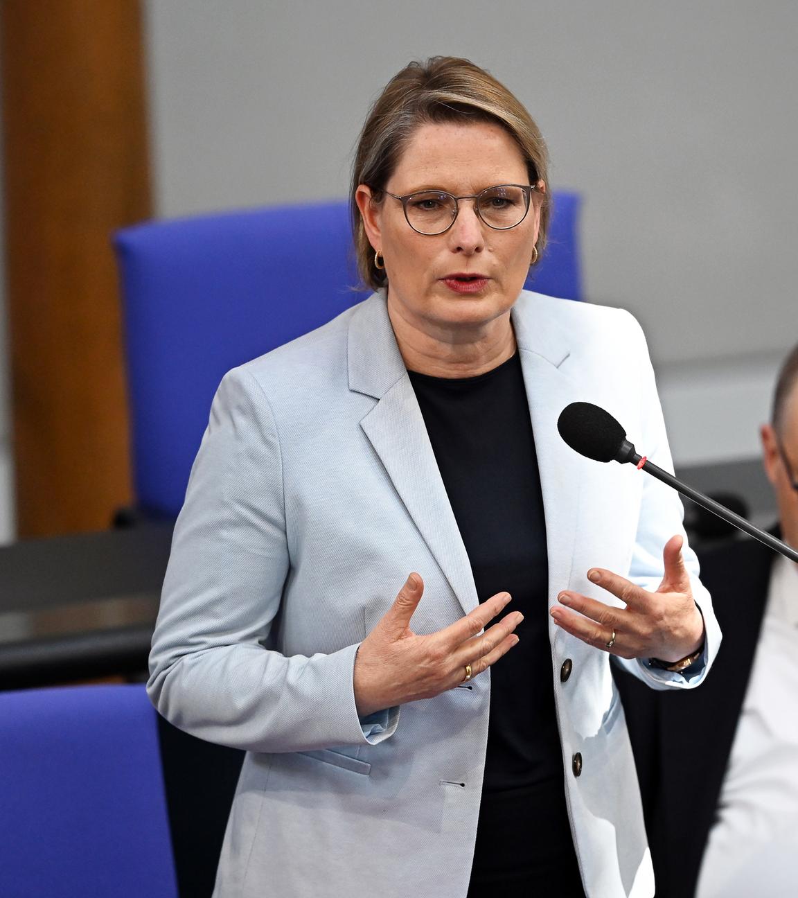 Stefanie Hubig (SPD), Bundesministerin der Justiz und für Verbraucherschutz, spricht bei der Regierungsbefragung im Plenum des Bundestags.
