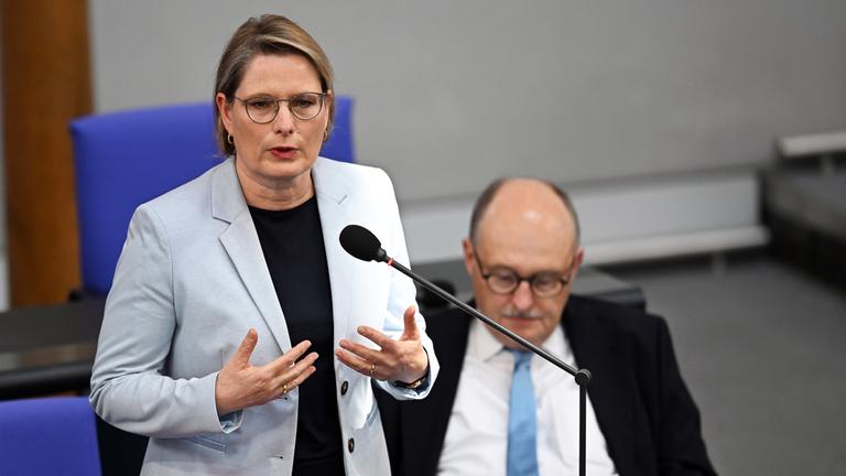 Stefanie Hubig (SPD), Bundesministerin der Justiz und für Verbraucherschutz, spricht bei der Regierungsbefragung im Plenum des Bundestags.