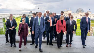 Berlin: Die Teilnehmer der Beratungen des Koalitionsausschusses der Bundesregierung mit Vertretern von Gewerkschaften und Arbeitgebern verlassen nach einem Gruppenfoto den Balkon des Kanzleramtes.