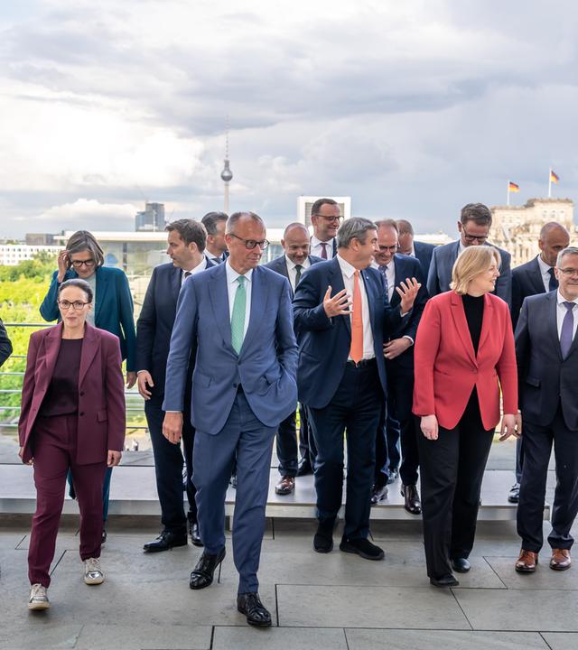Berlin: Die Teilnehmer der Beratungen des Koalitionsausschusses der Bundesregierung mit Vertretern von Gewerkschaften und Arbeitgebern verlassen nach einem Gruppenfoto den Balkon des Kanzleramtes.