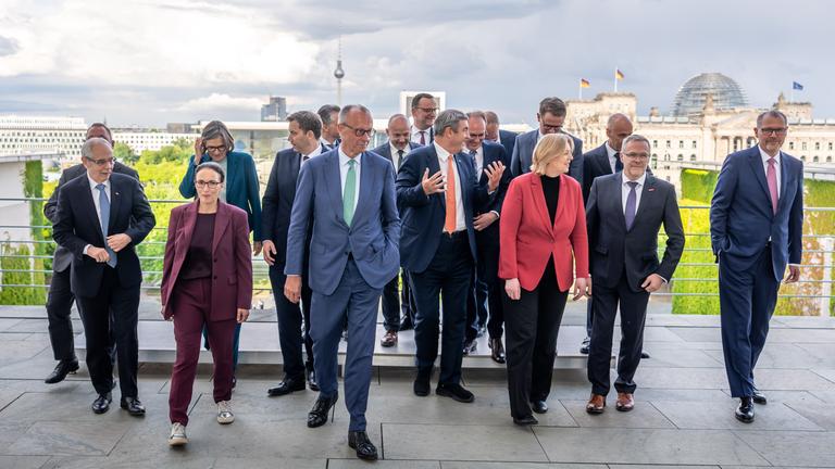 Berlin: Die Teilnehmer der Beratungen des Koalitionsausschusses der Bundesregierung mit Vertretern von Gewerkschaften und Arbeitgebern verlassen nach einem Gruppenfoto den Balkon des Kanzleramtes.