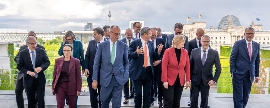 Berlin: Die Teilnehmer der Beratungen des Koalitionsausschusses der Bundesregierung mit Vertretern von Gewerkschaften und Arbeitgebern verlassen nach einem Gruppenfoto den Balkon des Kanzleramtes.