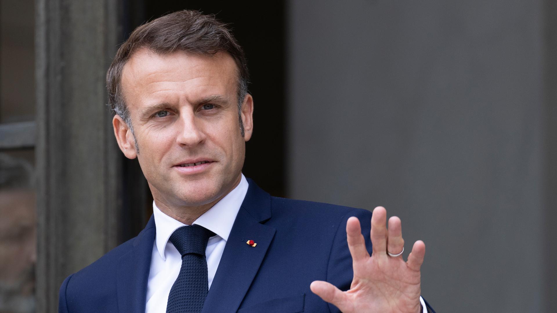 Der französische Präsident Emmanuel Macron winkt Journalisten bei der Ankunft des israelischen Präsidenten Isaac Herzog (unsichtbar) zu einem bilateralen Treffen vor der Eröffnung der Olympischen Spiele 2024 in Paris im Elysée-Palast in Paris, Frankreich, am 26. Juli 2024 zu.