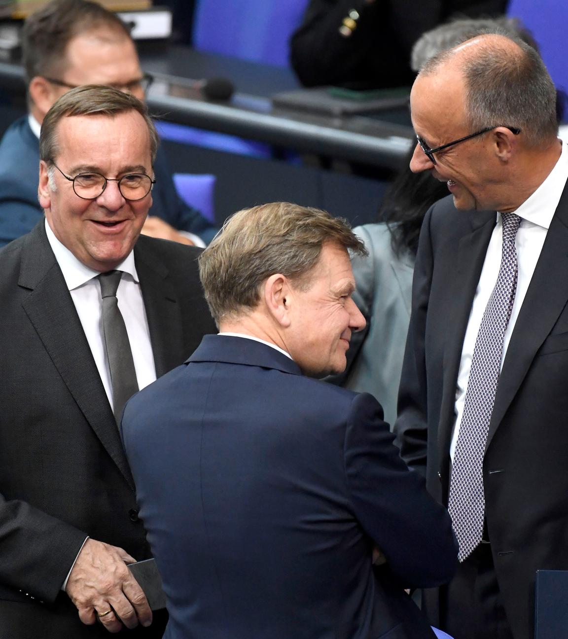 Boris Pistorius, Johann Wadephul und Friedrich Merz in der 12. Sitzung des 21. Deutschen Bundestages im Reichstagsgebäude. Berlin