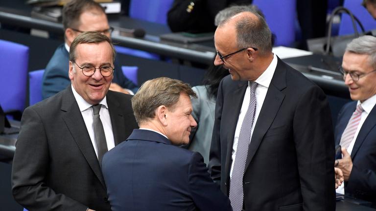 Boris Pistorius, Johann Wadephul und Friedrich Merz in der 12. Sitzung des 21. Deutschen Bundestages im Reichstagsgebäude. Berlin