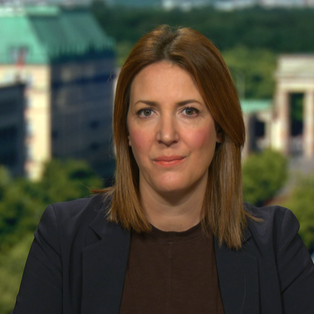 Andrea Maurer in Berlin vor dem Brandenburger Tor