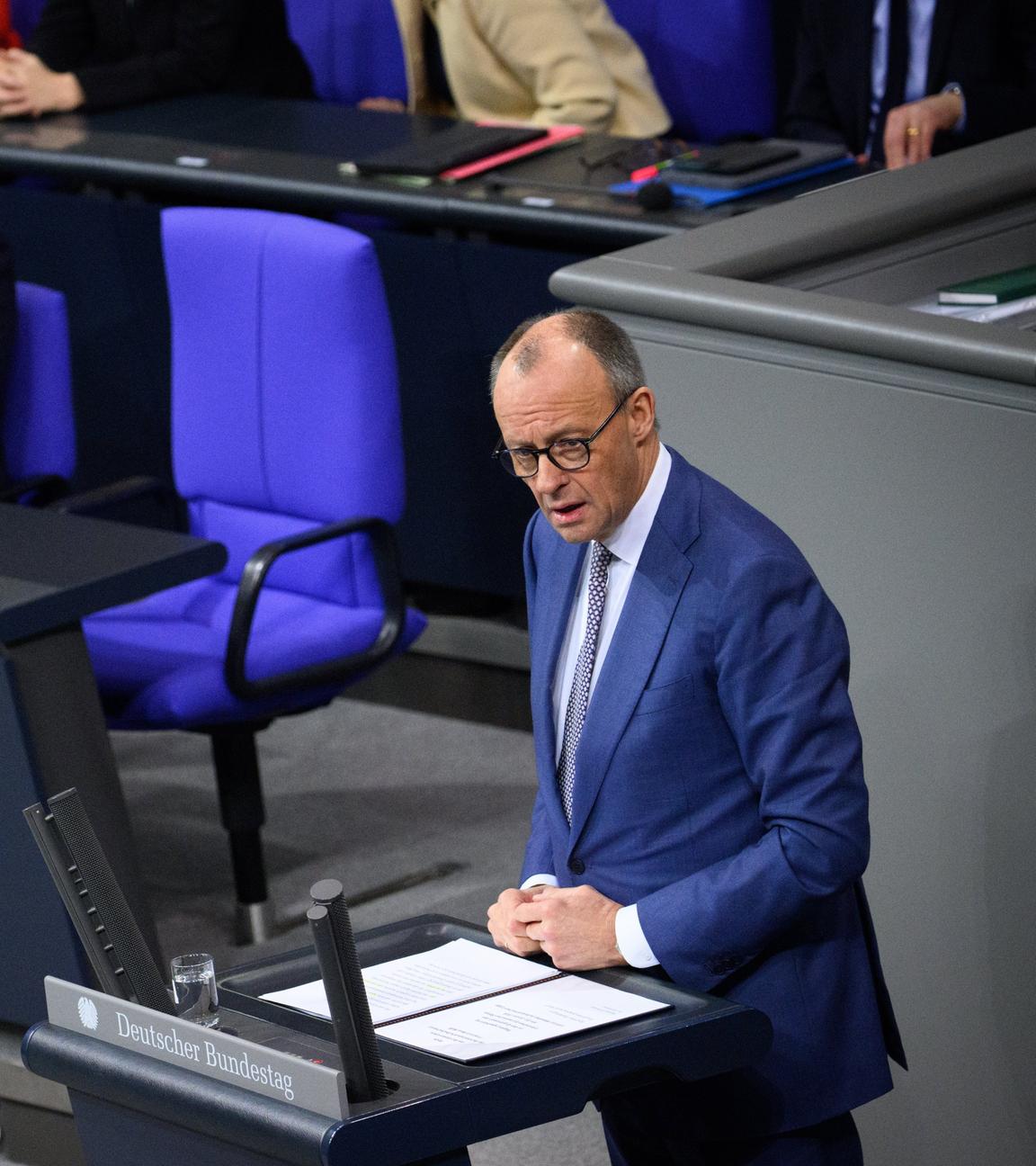 Bundeskanzler Friedrich Merz (CDU) gibt in der 56. Plenarsitzung der 21. Legislaturperiode im Deutschen Bundestag eine Regierungserklärung zur aktuellen außenpolitischen Lage ab. 