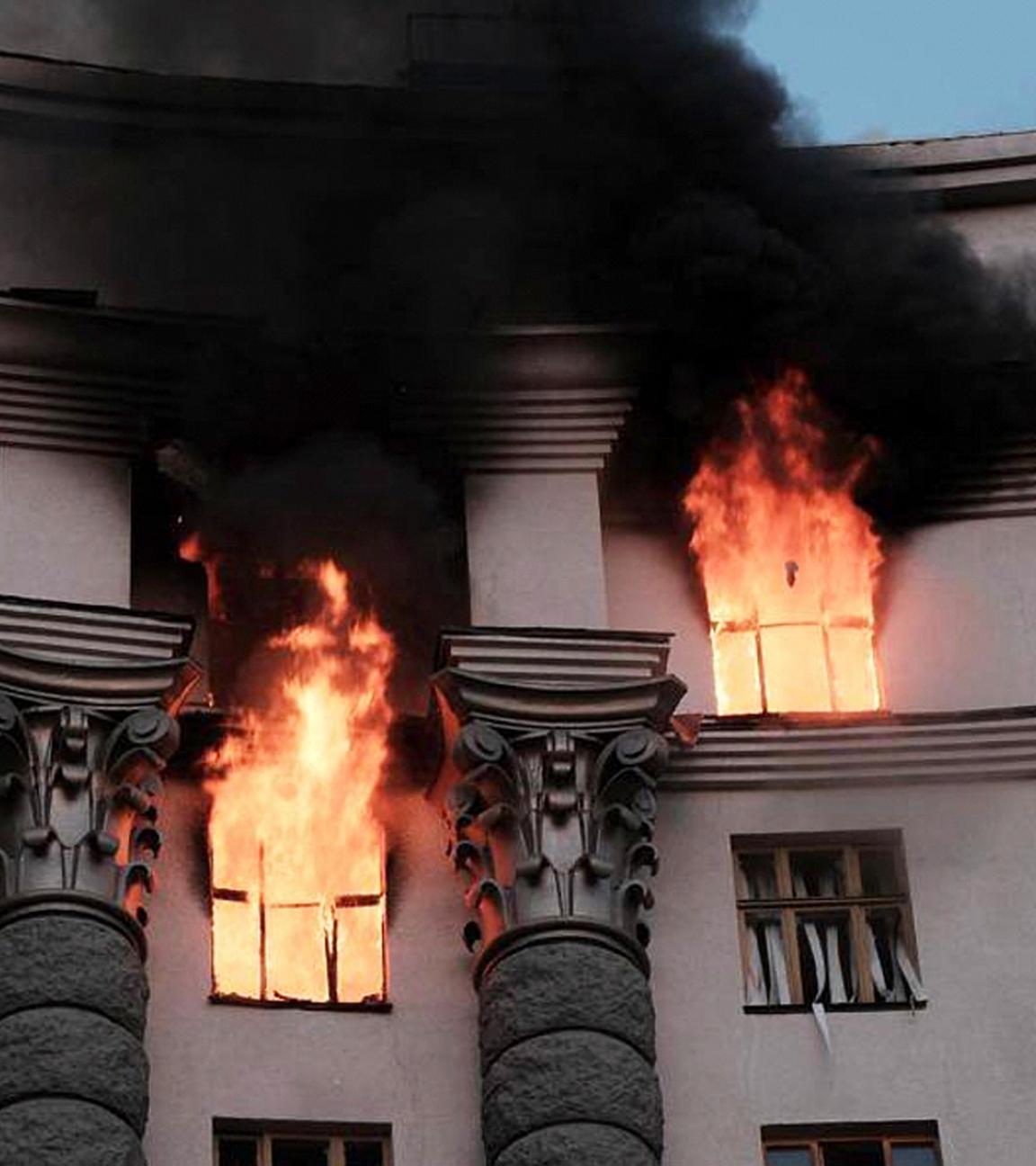 Auf diesem vom ukrainischen Notfalldienst bereitgestellten Foto steigt Rauch von einem Brand am Gebäude des Ministerkabinetts auf, nachdem ein russischer Angriff Kiew, Ukraine, am Sonntag, dem 7. September 2025, getroffen hat.