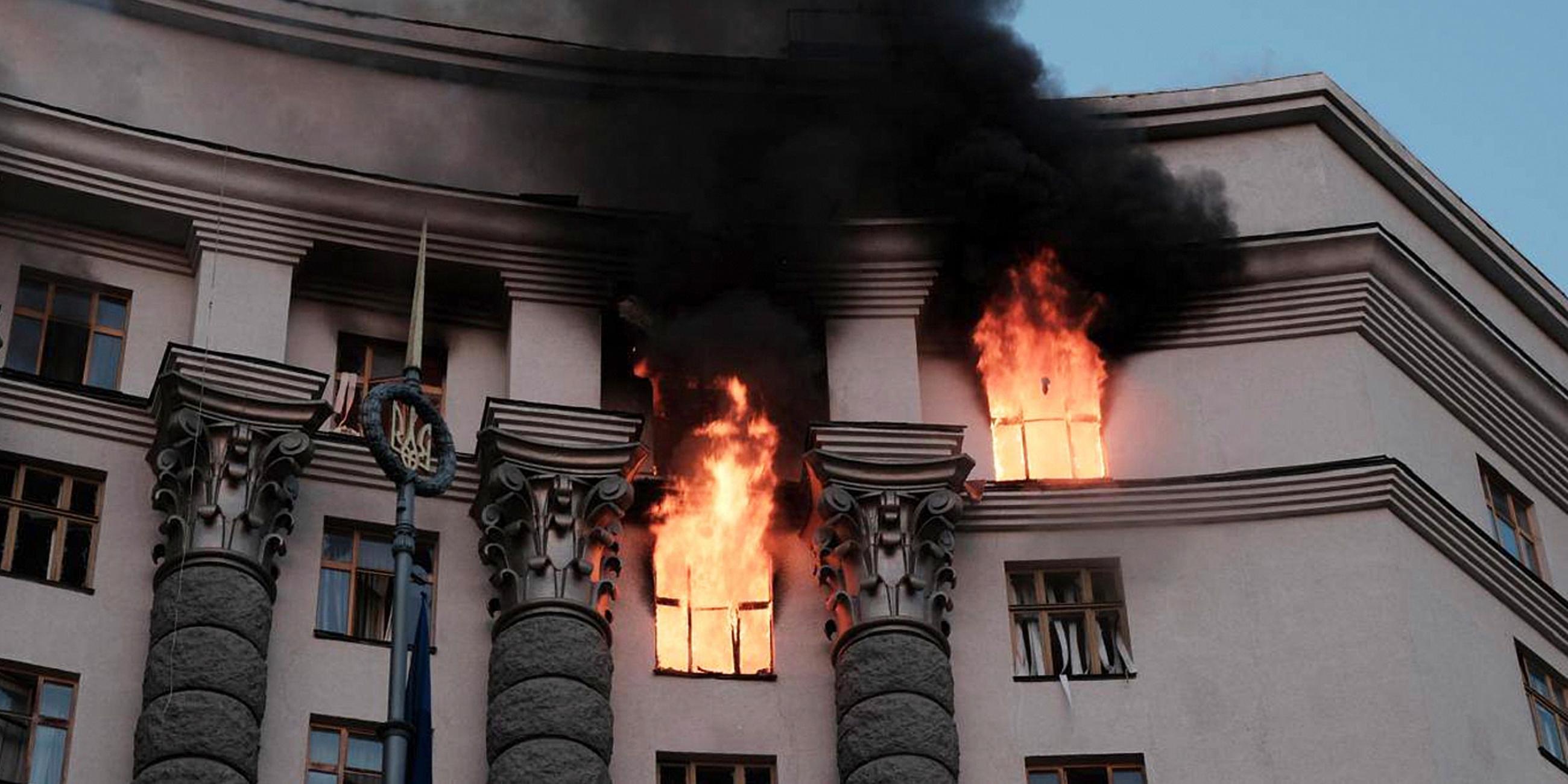 Auf diesem vom ukrainischen Notfalldienst bereitgestellten Foto steigt Rauch von einem Brand am Gebäude des Ministerkabinetts auf, nachdem ein russischer Angriff Kiew, Ukraine, am Sonntag, dem 7. September 2025, getroffen hat.