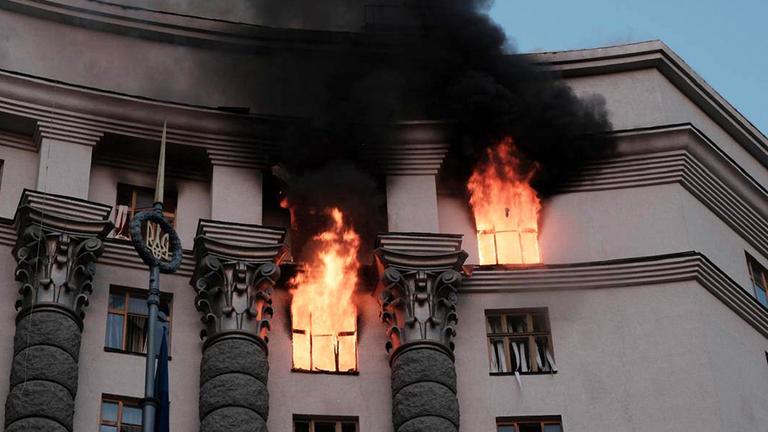 Auf diesem vom ukrainischen Notfalldienst bereitgestellten Foto steigt Rauch von einem Brand am Gebäude des Ministerkabinetts auf, nachdem ein russischer Angriff Kiew, Ukraine, am Sonntag, dem 7. September 2025, getroffen hat.