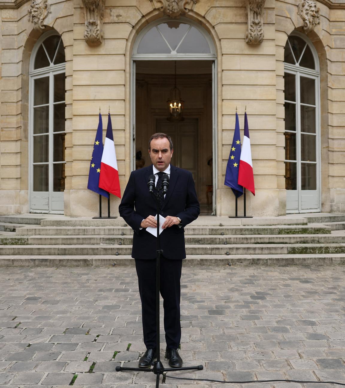 Der scheidende französische Premierminister Sébastien Lecornu, der nur einen Tag nach der Ernennung seiner Regierung zurücktrat, gibt vor dem Hotel Matignon eine Erklärung ab.