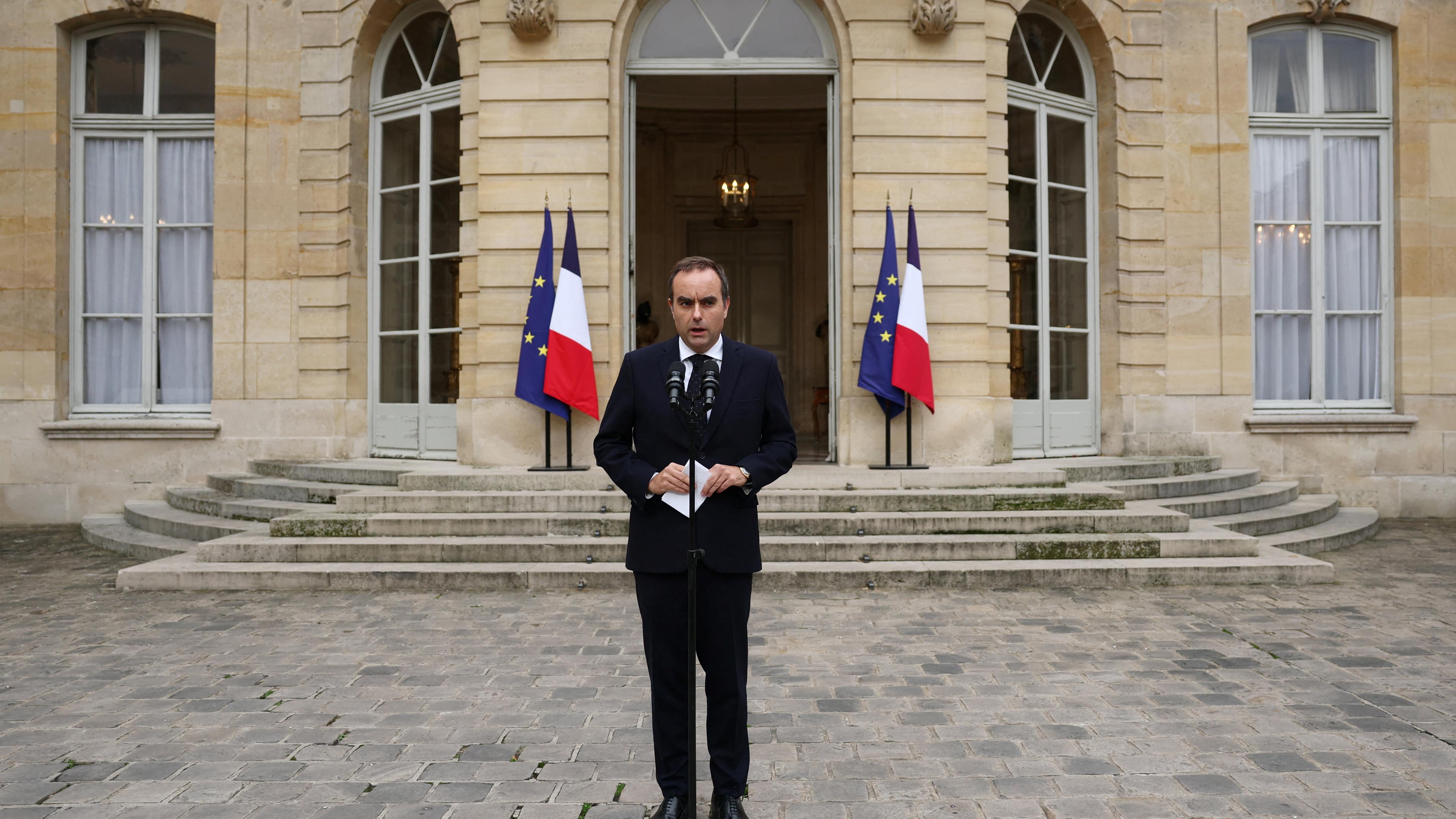 Der scheidende französische Premierminister Sébastien Lecornu, der nur einen Tag nach der Ernennung seiner Regierung zurücktrat, gibt vor dem Hotel Matignon eine Erklärung ab.