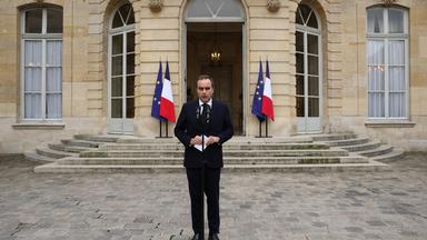 Der scheidende französische Premierminister Sébastien Lecornu, der nur einen Tag nach der Ernennung seiner Regierung zurücktrat, gibt vor dem Hotel Matignon eine Erklärung ab.