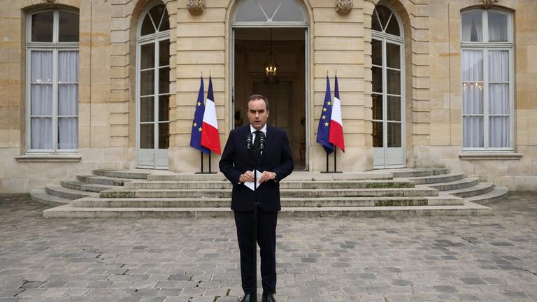 Der scheidende französische Premierminister Sébastien Lecornu, der nur einen Tag nach der Ernennung seiner Regierung zurücktrat, gibt vor dem Hotel Matignon eine Erklärung ab.
