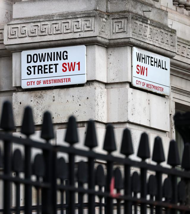Blick auf das Straßenschild der Downing Street in London.
