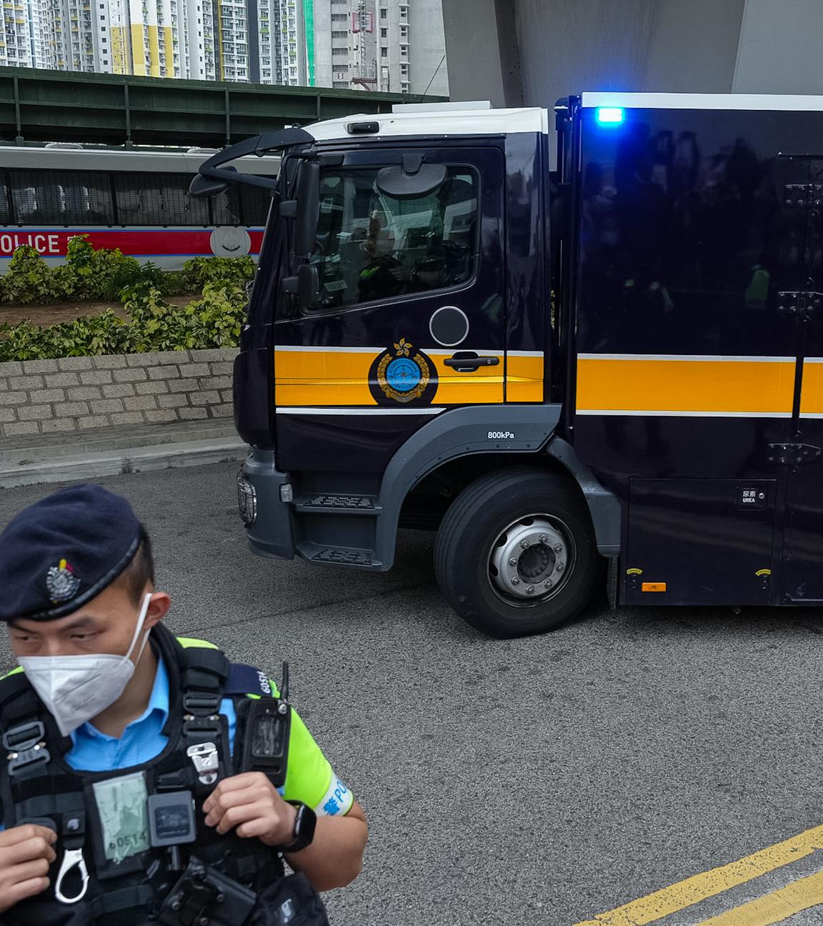 Es wird vermutet, dass der Regierungskritiker Jimmy Lai in diesem Fahrzeug das Gerichtgebäude verlassen hat.