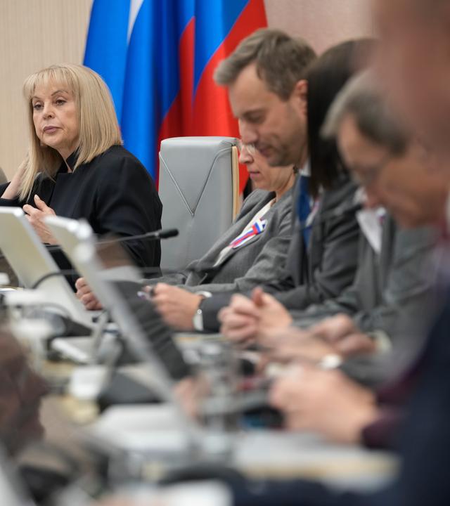21.09.2026, Russland, Moskau: Ella Pamfilowa, die Vorsitzende der russischen Zentralen Wahlkommission (2.v.l), und weitere Mitglieder der Kommission nehmen an einer Pressekonferenz im Anschluss an die Parlamentswahlen teil.