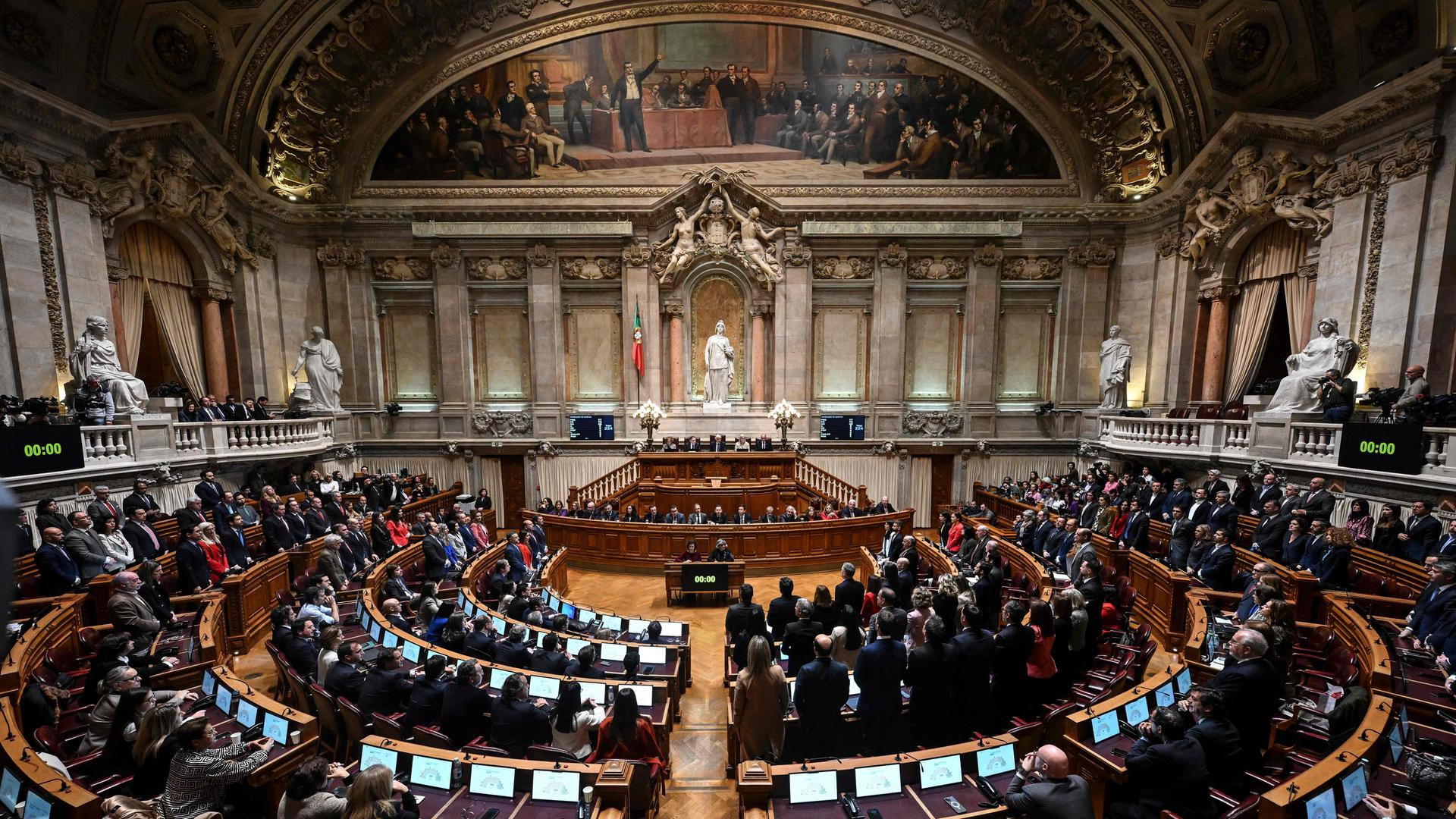 Abgeordnete stimmen im portugiesischen Parlament in Lissabon gegen die Vertrauensfrage für die Regierung von Luis Montenegro.