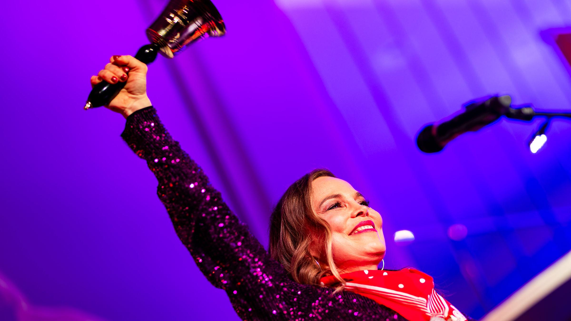 Regina Halmich mit der Goldenen Narrenschelle
