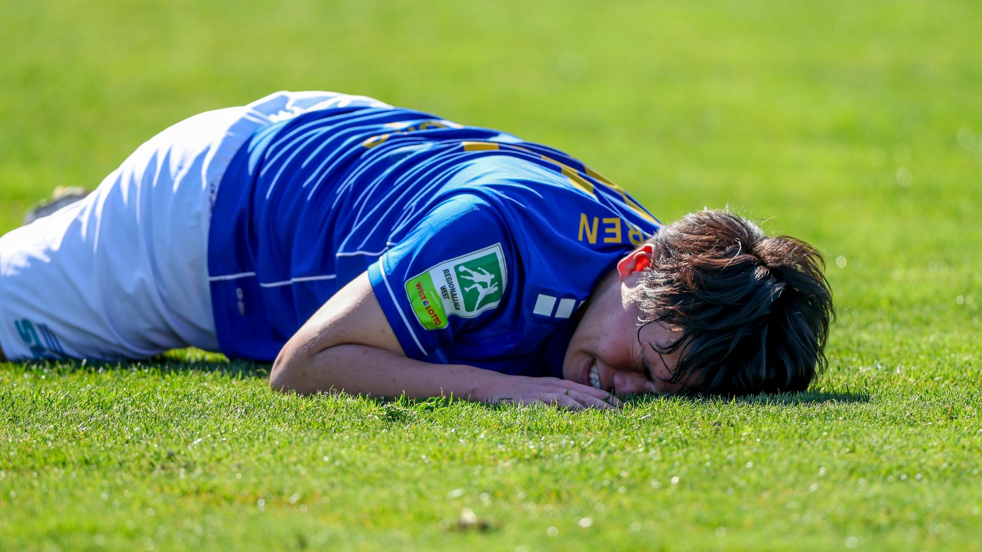 Ein Spieler des 1. FC Düren liegt auf dem Rasen