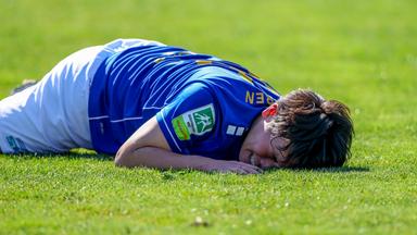 Ein Spieler des 1. FC Düren liegt auf dem Rasen