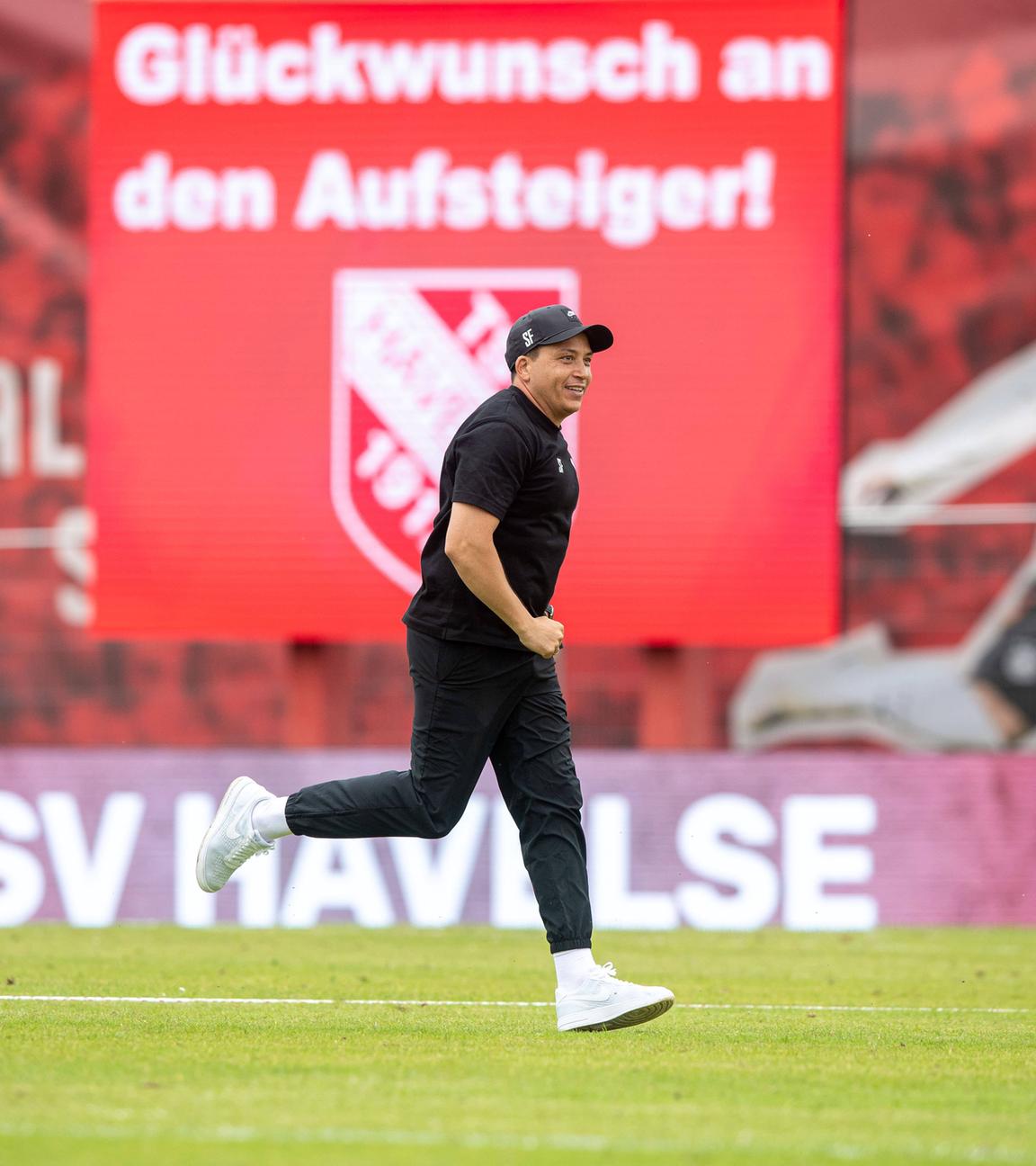 Trainer Samir Ferchichi jubelt nach dem Aufstieg seiner Mannschaft TSV Havelse