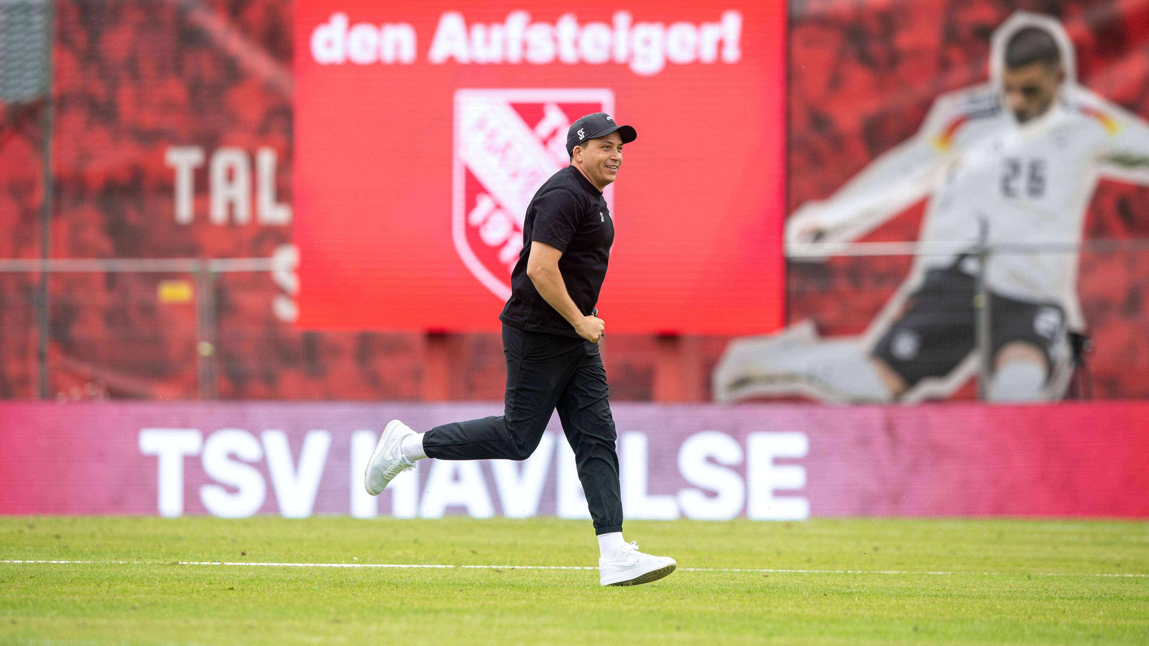 Trainer Samir Ferchichi jubelt nach dem Aufstieg seiner Mannschaft TSV Havelse