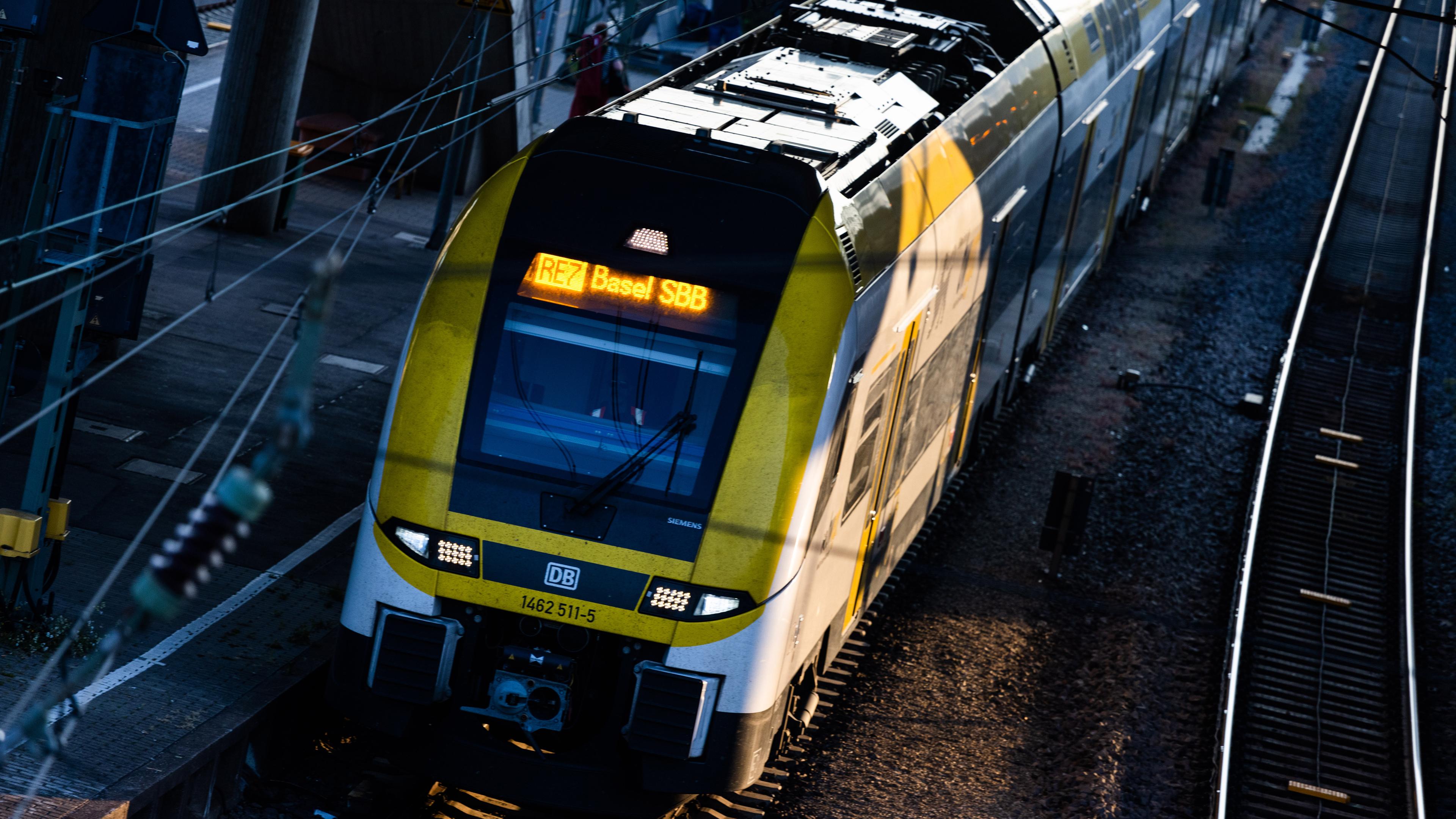 Ein Regionalzug der Deutschen Bahn (DB) mit Fahrtziel Basel SBB fährt aus dem Freiburger Hauptbahnhof hinaus.