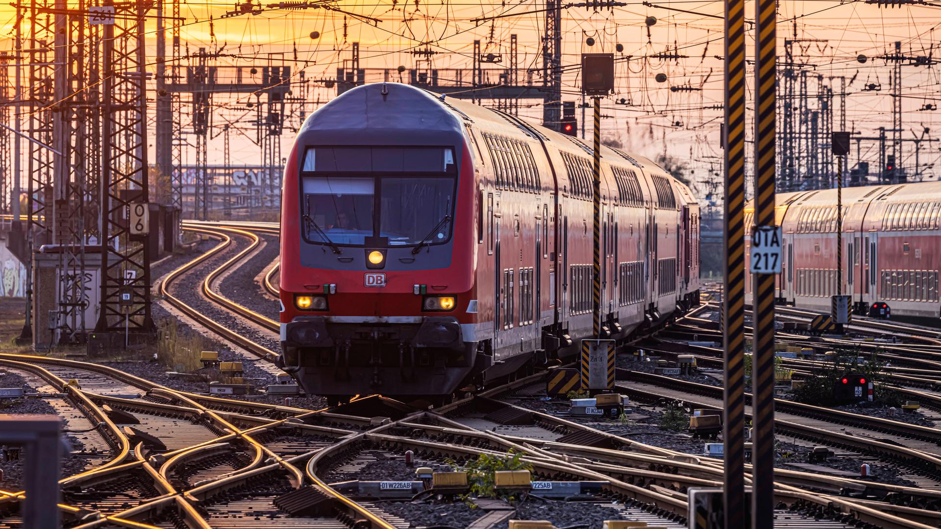 Ein Regionalzug fährt bei Sonnenuntergang am Hauptbahnhof Frankfurt am Main am 10.11.2021 ein.