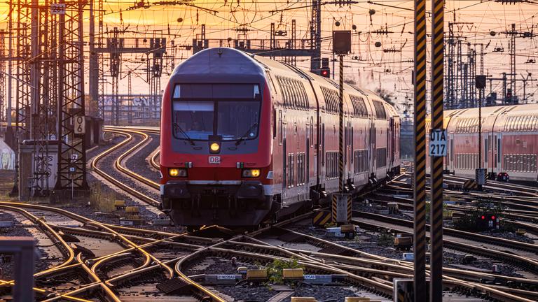 Ein Regionalzug fährt bei Sonnenuntergang am Hauptbahnhof Frankfurt am Main am 10.11.2021 ein.