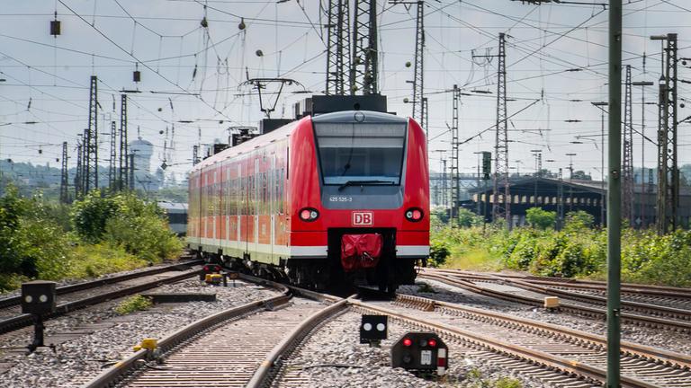 Ein Regionalzug fährt zwischen zahlreichen Oberleitungen aus dem Bahnhof Richtung Dortmund