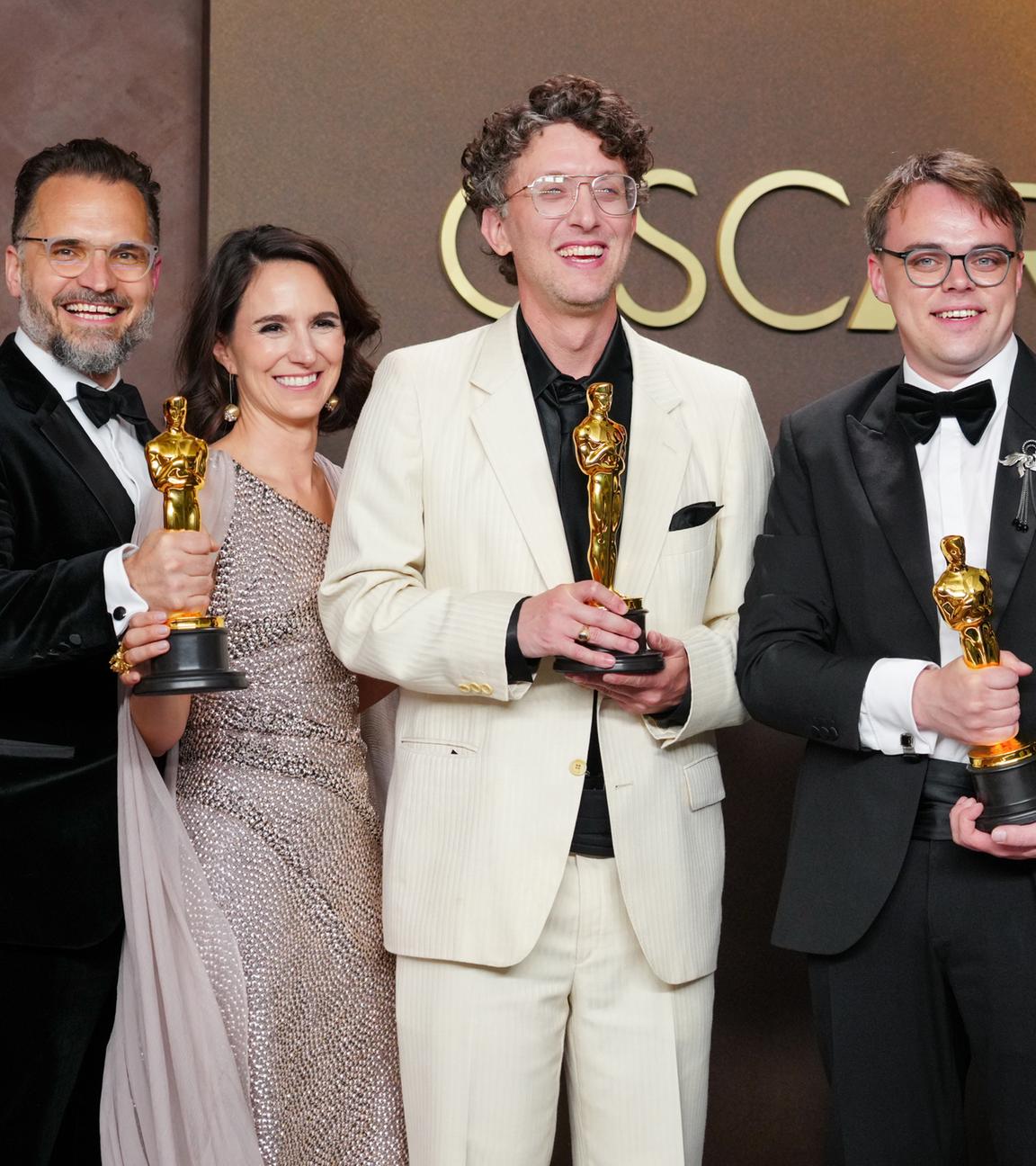 Radovan Sibrt (von links), Alzbeta Karaskova, David Borenstein, Pavel Talankin und Helle Faber, die Gewinner des Preises für den besten Dokumentarfilm für „Mr. Nobody Against Putin“, posieren am 15.03.2026, im Presseraum der Oscar-Verleihung im Dolby Theatre in Los Angeles. 