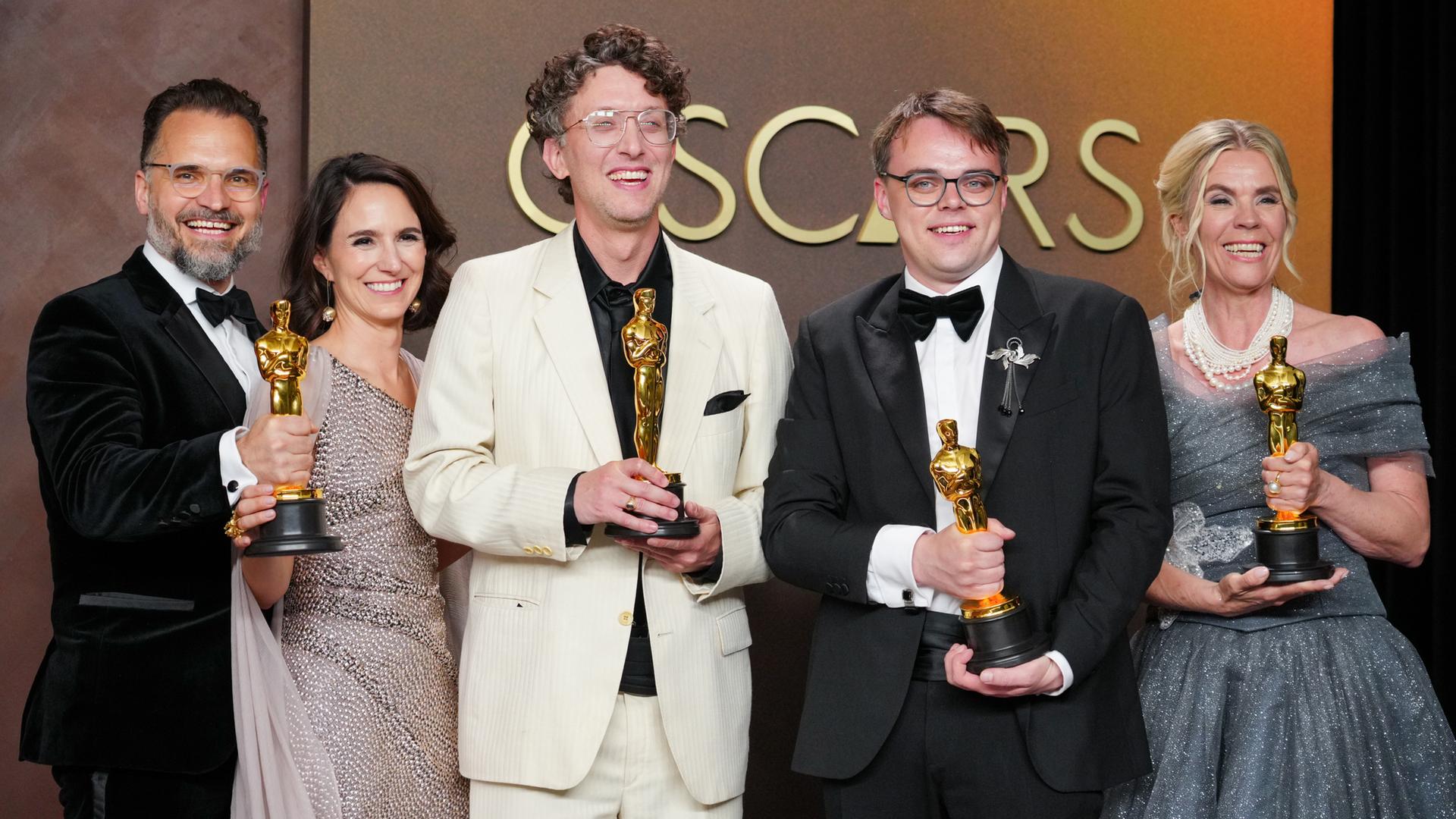 Radovan Sibrt (von links), Alzbeta Karaskova, David Borenstein, Pavel Talankin und Helle Faber, die Gewinner des Preises für den besten Dokumentarfilm für „Mr. Nobody Against Putin“, posieren am 15.03.2026, im Presseraum der Oscar-Verleihung im Dolby Theatre in Los Angeles. 