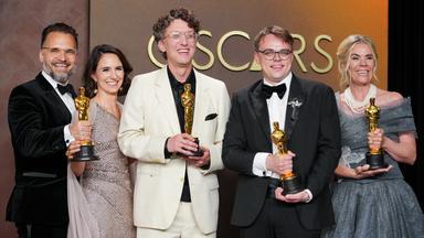 Radovan Sibrt (von links), Alzbeta Karaskova, David Borenstein, Pavel Talankin und Helle Faber, die Gewinner des Preises für den besten Dokumentarfilm für „Mr. Nobody Against Putin“, posieren am 15.03.2026, im Presseraum der Oscar-Verleihung im Dolby Theatre in Los Angeles. 