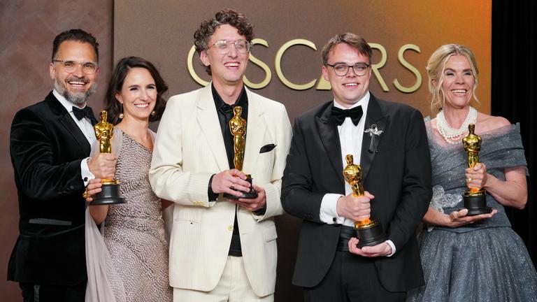 Radovan Sibrt (von links), Alzbeta Karaskova, David Borenstein, Pavel Talankin und Helle Faber, die Gewinner des Preises für den besten Dokumentarfilm für „Mr. Nobody Against Putin“, posieren am 15.03.2026, im Presseraum der Oscar-Verleihung im Dolby Theatre in Los Angeles. 