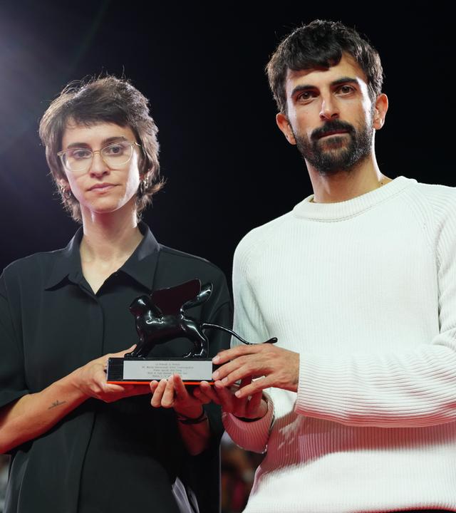 Die Regisseure Rachel Szor (links) und Yuval Abraham, Gewinner des Sonderpreises der Jury für den Film „Naza“, posieren am 12. September 2026 in Venedig.
