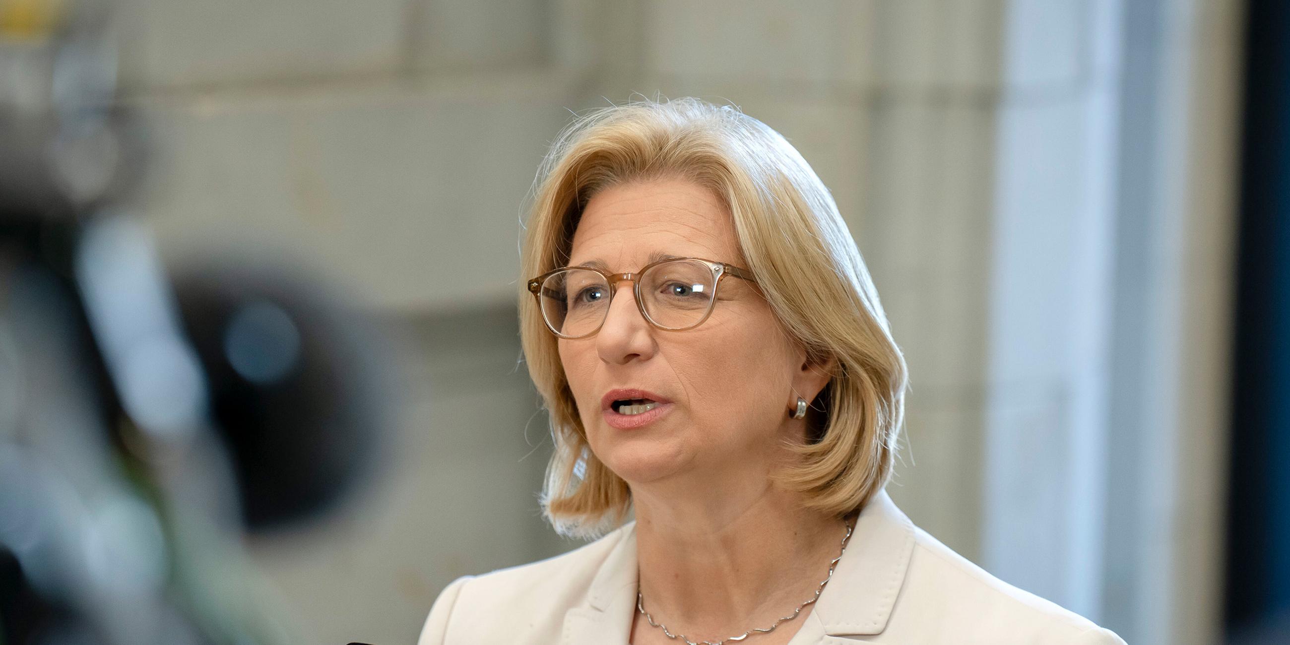 Anke Rehlinger beim Pressestatement am Rande der 1055. Sitzung des Bundesrates im Plenarsaal des Preussischen Herrenhauses in Berlin am 13.06.2025
