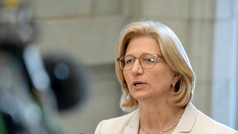 Anke Rehlinger beim Pressestatement am Rande der 1055. Sitzung des Bundesrates im Plenarsaal des Preussischen Herrenhauses in Berlin am 13.06.2025
