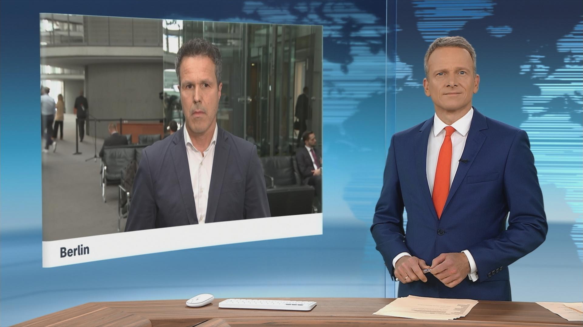 Berlin-Korrespondent Thomas Reichart im Gespräch mit Moderator Carsten Rüger.